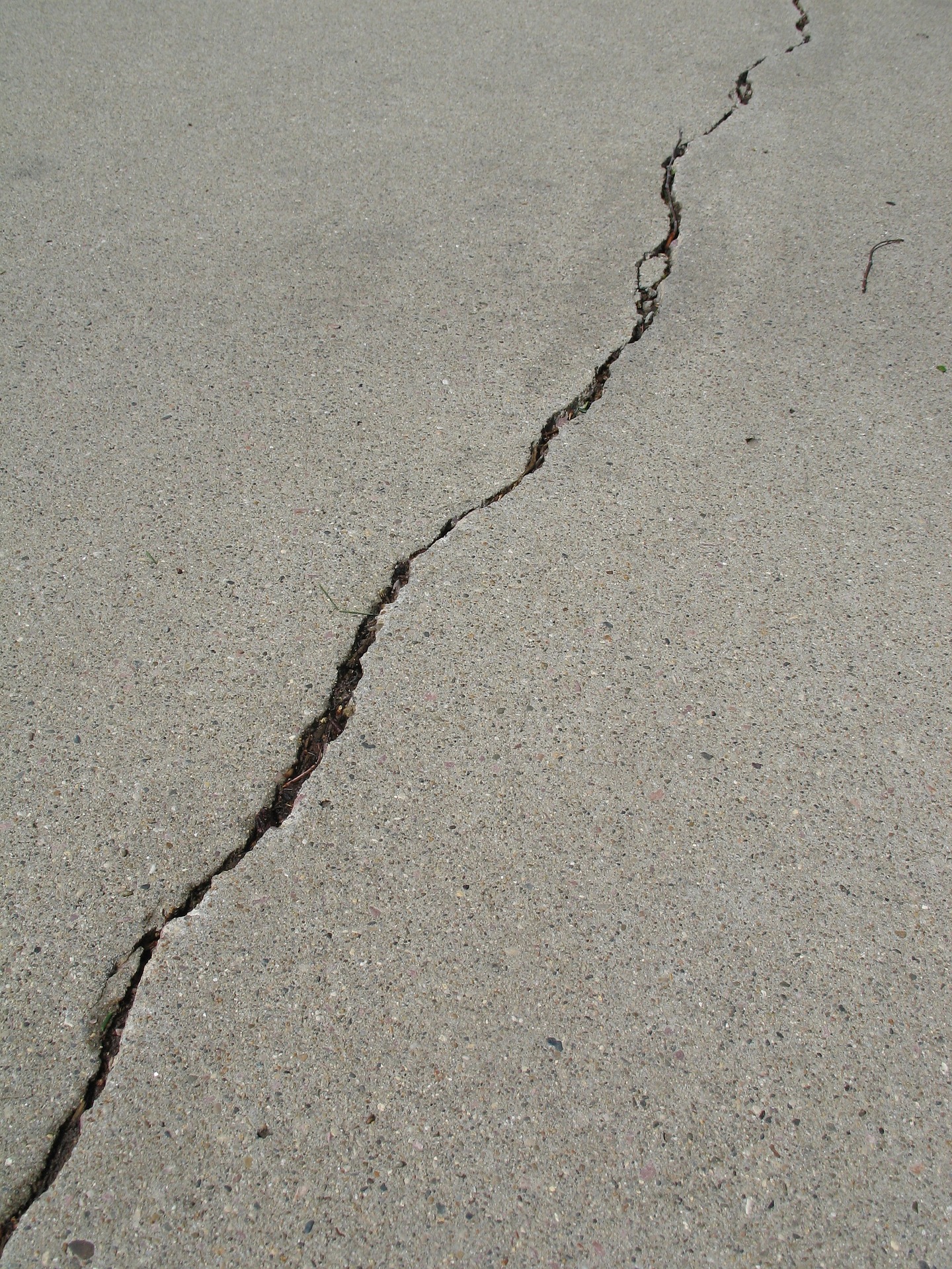 Cracked concrete driveway before repair