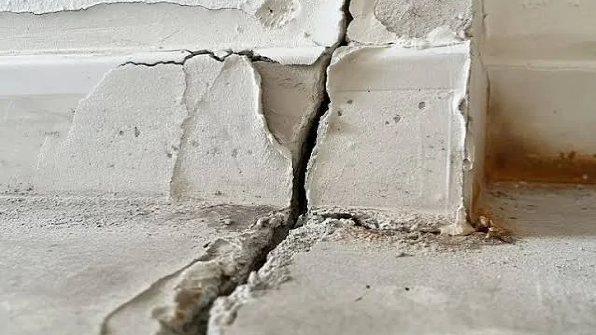 7 Foundation Cracks Calgary Homeowners Mistake for Cosmetic (and the 1 That Means Your Wall Is Failing)