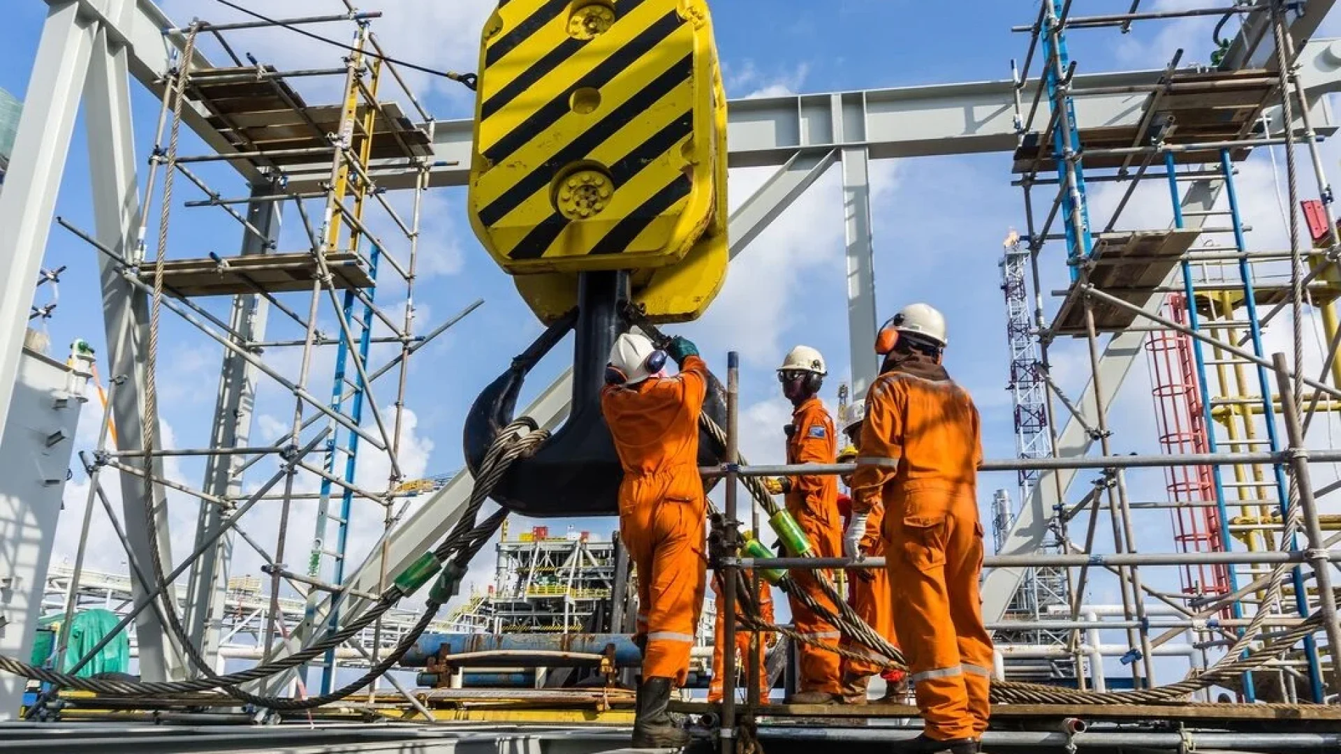 Rigging and Lifting on a Calgary Concrete Site